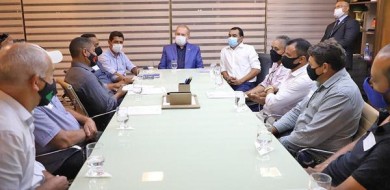 Governador Mauro Carlesse recebe deputado Valdemar Júnior e prefeitos