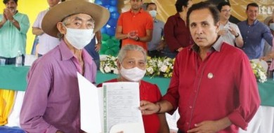 Gaguim entrega títulos de regularização fundiária em Monte Santo