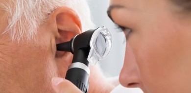Fone de ouvido é o grande vilão da audição, alerta médico