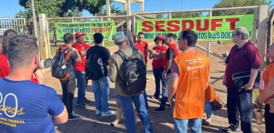Servidores da UFT entram em greve e fecham portões no campus de Palmas